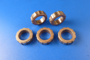 A high-load dry condition-applicable sintered bearing for door closer motor output shaft.